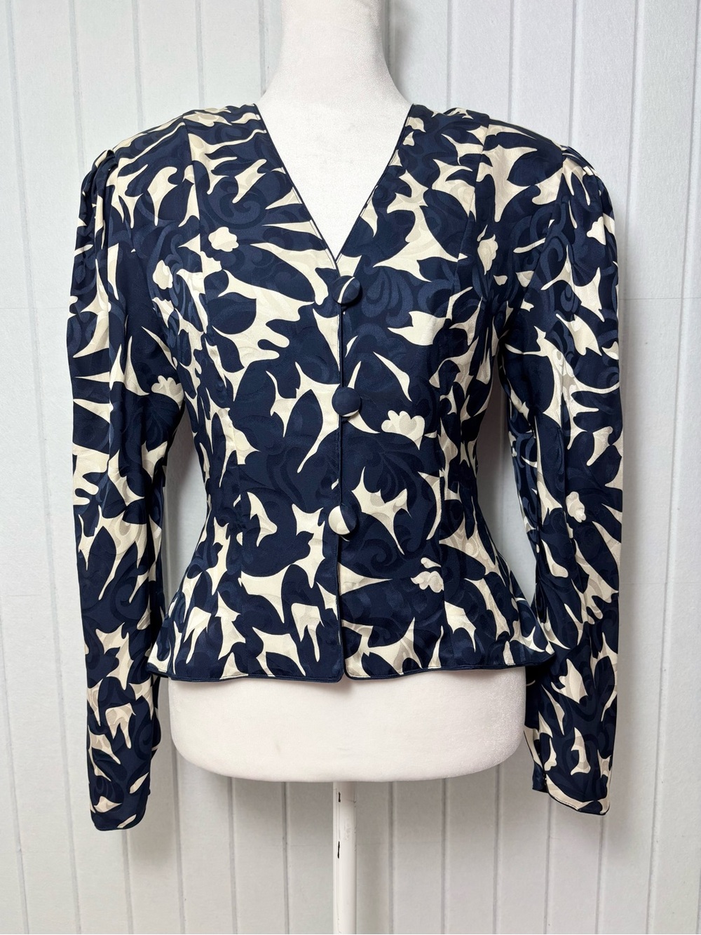 Carolyne Barton Vintage Silk Navy Off white Printed V-Neck Button-Front Blouse 8